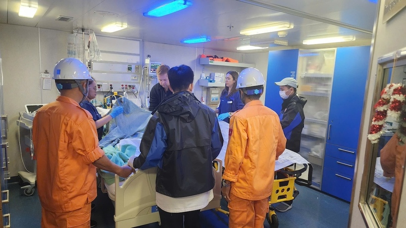 Trung tâm phối hợp chặt chẽ với các đơn vị liên quan và đại lý tàu tại Việt Nam để tổ chức đón nạn nhân khi tàu cập cảng để đưa đi cấp cứu