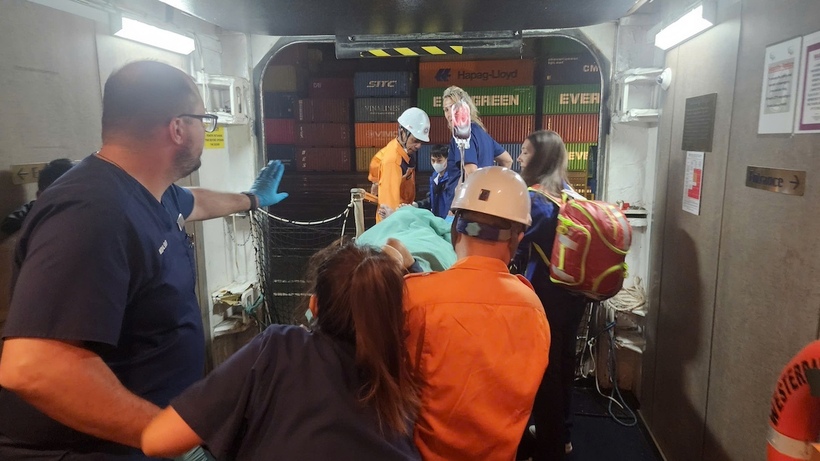 Xuyên đêm cứu nạn hành khách trên siêu du thuyền quốc tế - 3