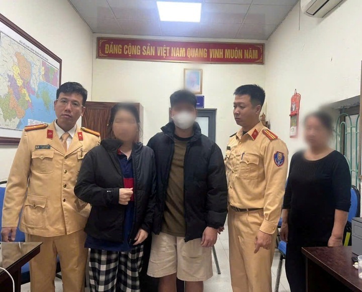 Bà H. được gia đình đến tiếp nhận, đưa về chăm sóc. (Ảnh: VTC News)