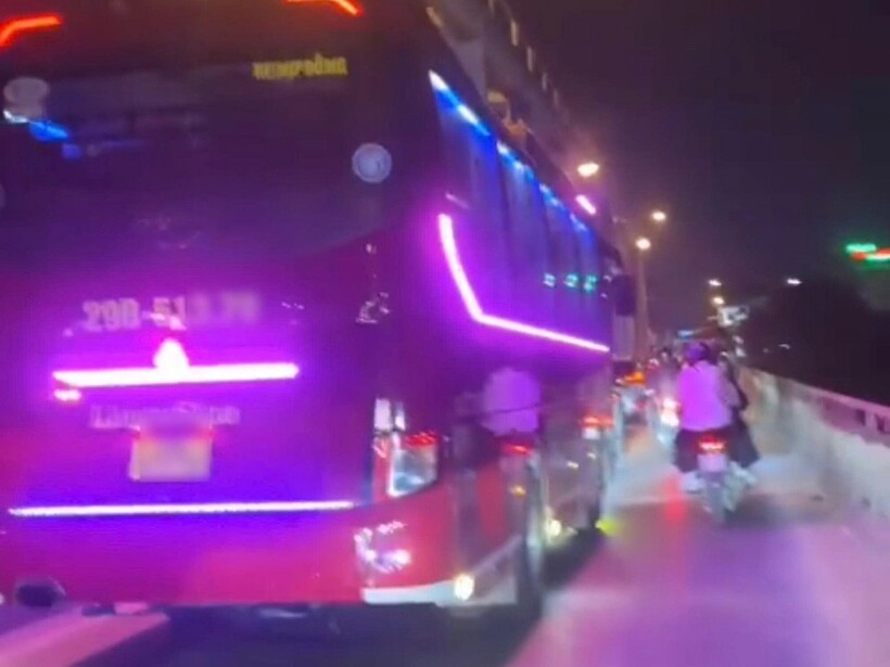 Xe khách đi vào làn đường có biển báo cấm trên cầu Chương Dươn. Ảnh: Công an TP Hà Nội.