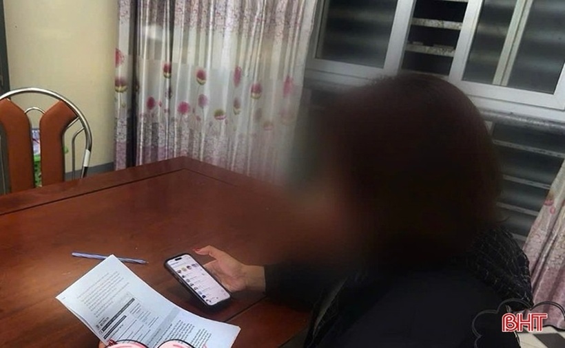 Chị T. được công an kịp thời giải thích về các thủ đoạn, hành vi của kẻ lừa đảo nên may mắn không mất số tiền lớn. (Ảnh: Báo Hà Tĩnh)