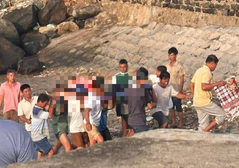 Thi thể nạn nhân được đưa lên bờ. (Ảnh: Lao động)