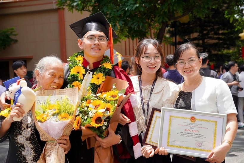 Hoàng Trung cùng người thân trong lễ tốt nghiệp. Ảnh: Trường Đại học Khoa học Tự nhiên - ĐHQG TP.HCM