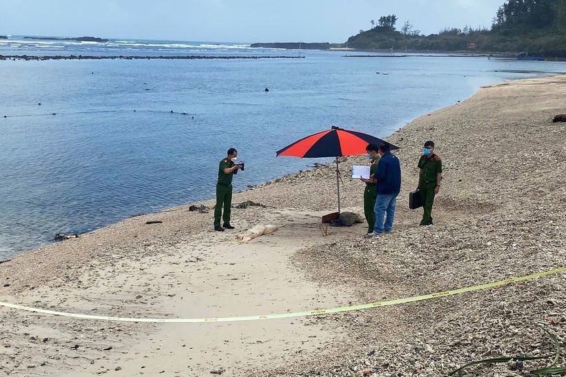 Công an tỉnh Quảng Ngãi khám nghiệm tử thi dạt vào bờ biển xã Đông Sơn. Ảnh: Dân Trí