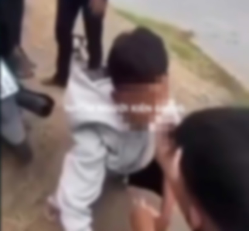 Em V.X.H bị đánh và nhét băng vệ sinh vào miệng. (Ảnh: Thanh niên)