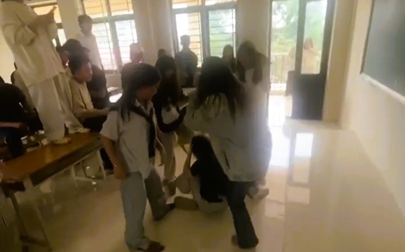 Nữ sinh lớp 10 nhập viện sau khi bị "đánh hội đồng" giữa lớp học. Ảnh: Báo Lao động.