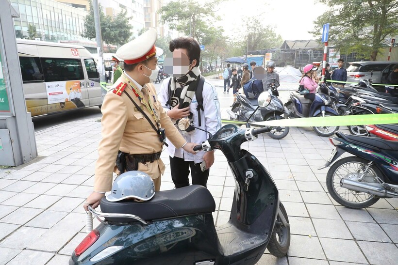 CSGT đồng loạt kiểm tra, xử lý chuyên đề vi phạm an toàn giao thông học sinh và phụ huynh.
