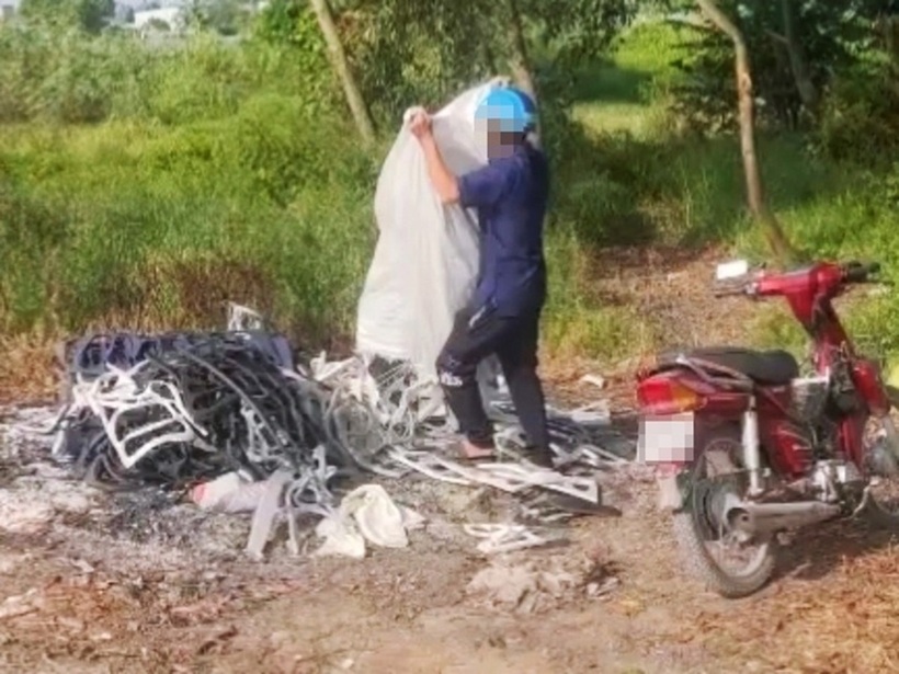 Thời điểm người đàn ông đổ rác thải tại khu đất trống đường Rạch Cầu Suối. Ảnh: Tuổi trẻ Online