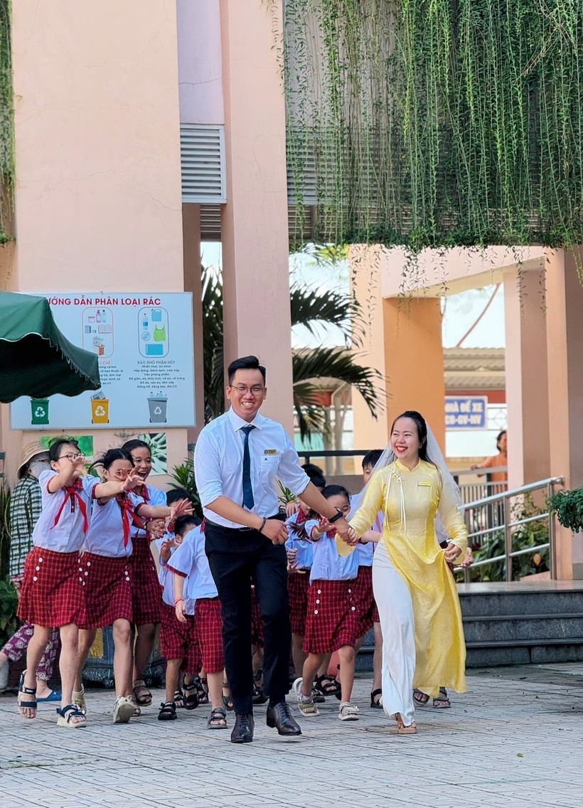 Học sinh háo hức tham gia chụp ảnh cưới cùng thầy cô