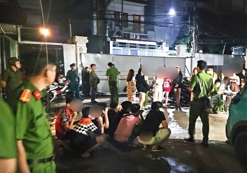 Lực lượng chức năng kiểm tra karaoke Bến Thượng Hải. Ảnh: Tiền phong