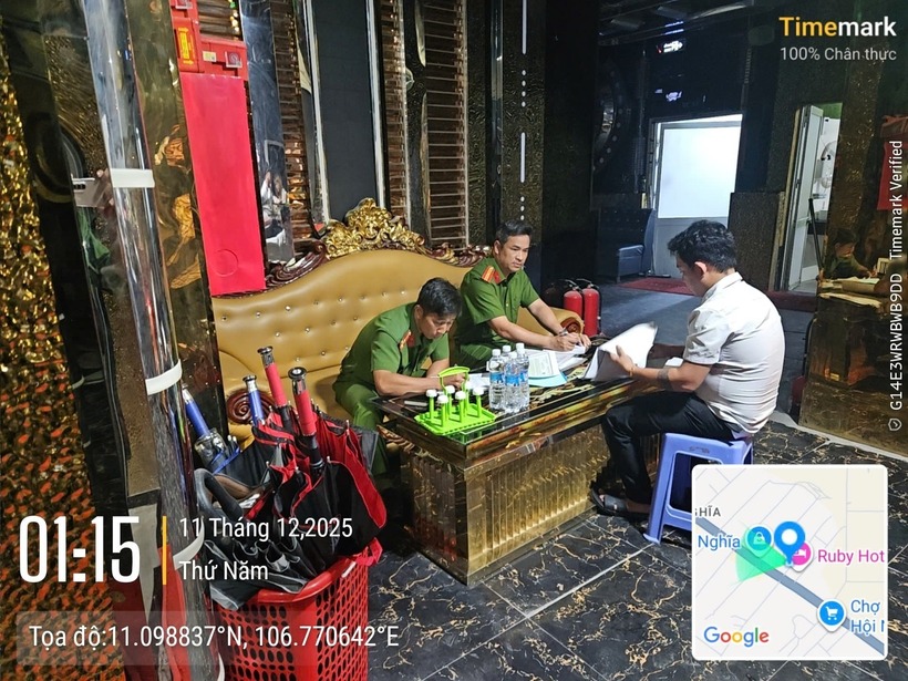 Công an phường Bình Cơ, TP.HCM làm việc với đại diện quán. Ảnh: Dân Việt