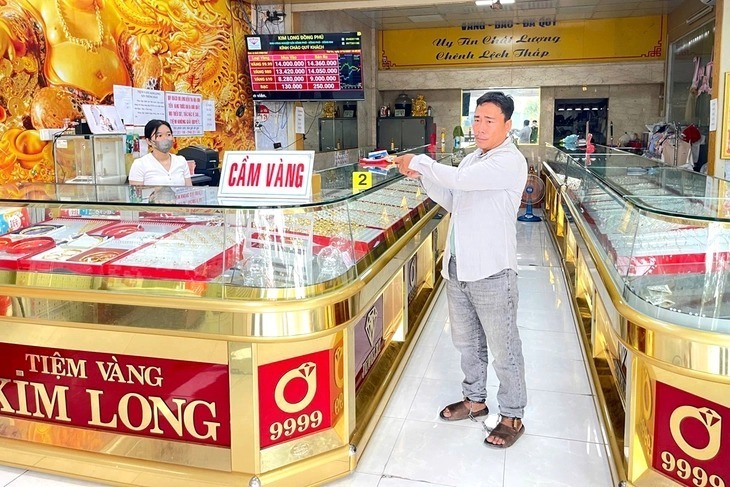Nghi phạm Cao Thanh Bình dùng vàng giả để cầm cố, lừa tiền chủ tiệm vàng. Ảnh: Tuổi trẻ