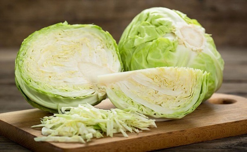 Sau khi bẻ sạch từng lớp bắp cải, việc rửa phần lá bên trong là cần thiết và không nên bỏ qua. Dù trông có vẻ sạch sẽ, các lớp lá này vẫn tiềm ẩn nguy cơ tồn dư hóa chất và vi khuẩn gây hại.