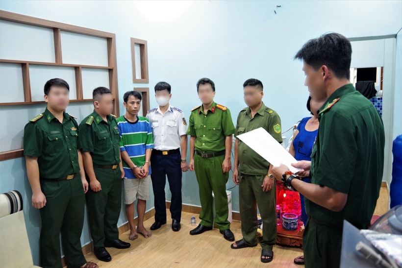 Nghi phạm bị bắt giữ vì hành vi tàng trữ ma túy. (Ảnh: BĐBP TP.HCM)