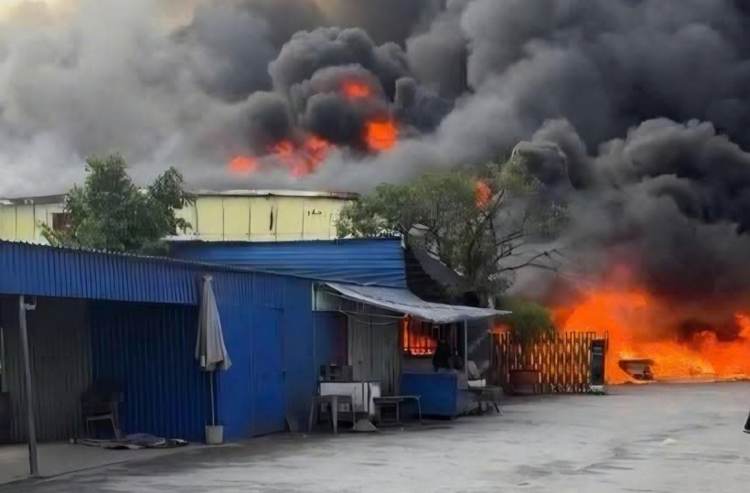 Hiện trường vụ cháy dữ dội ở xưởng giày da ở Hải Phòng, khói đen cuồn cuộn bốc cao. (Ảnh: Dân trí)