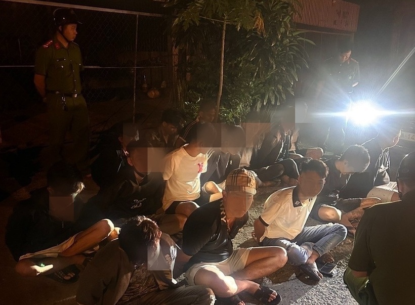 Công an phường Cái Vồn, tỉnh Vĩnh Long chặn dừng ô tô 16 chỗ và phát hiện có 20 người chuẩn bị sang Cần Thơ giải quyết mâu thuẫn. Ảnh: VietNamNet.