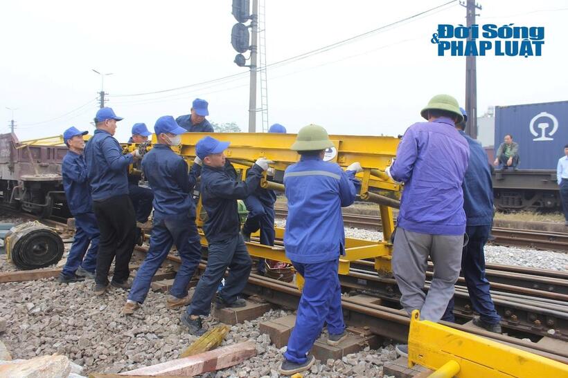 Công nhân lắp đặt băng tải