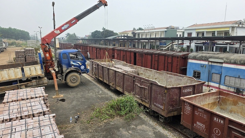 Tổng công ty Đường sắt Việt Nam tổ chức vận chuyển miễn phí 1 triệu viên gạch từ miền Bắc vào miềnTrung, phục vụ việc xây dựng và sửa chữa nhà cho người dân bị ảnh hưởng mưa lũ