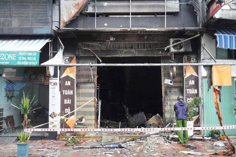 Tầng 1 ngôi nhà bị thiêu rụi, đồ đạc hư hỏng. (Ảnh: Dân trí)