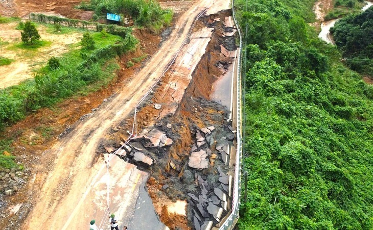 Mặt đường đèo Khánh Lê sụt lún, sạt lở nghiêm trọng vào cuối tháng 11/2025. (Ảnh: Tuổi trẻ)