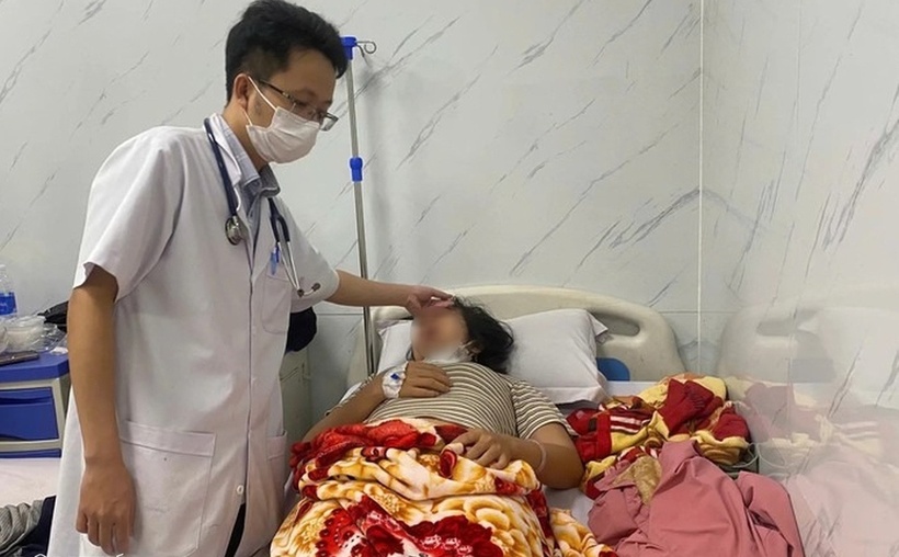 Bác sĩ thăm khám cho bệnh nhân. Ảnh: Dân Trí.