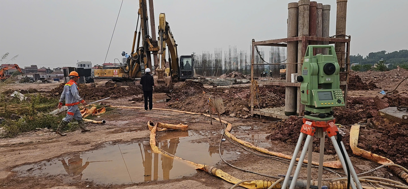 Công trường nhộn nhịp thi công