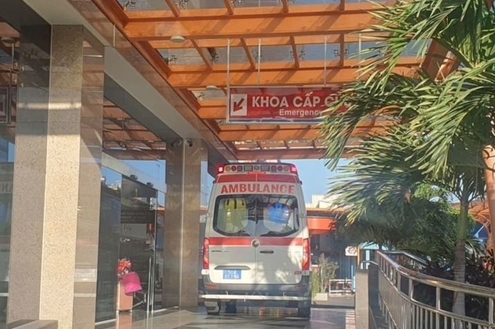 Khoa Cấp cứu Bệnh viện Nhi đồng 1 tiếp nhận 2 trẻ bị đuối nước khi tắm hồ bơi. Ảnh: ZNews