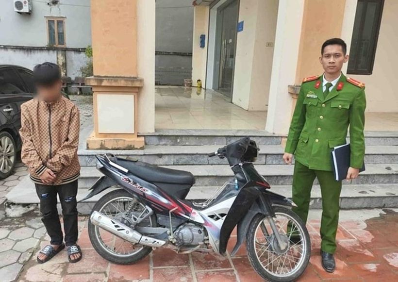 Đối tượng cùng tang vật. Ảnh: Báo Lao động.