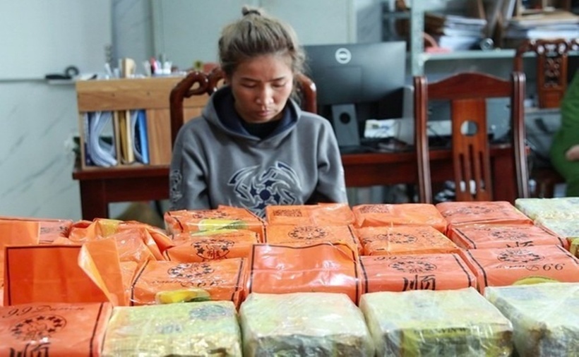 Bounhak Souli Nhong bị bắt cùng chiếc vali có gần 30kg ma túy. (Ảnh: Cơ quan công an)