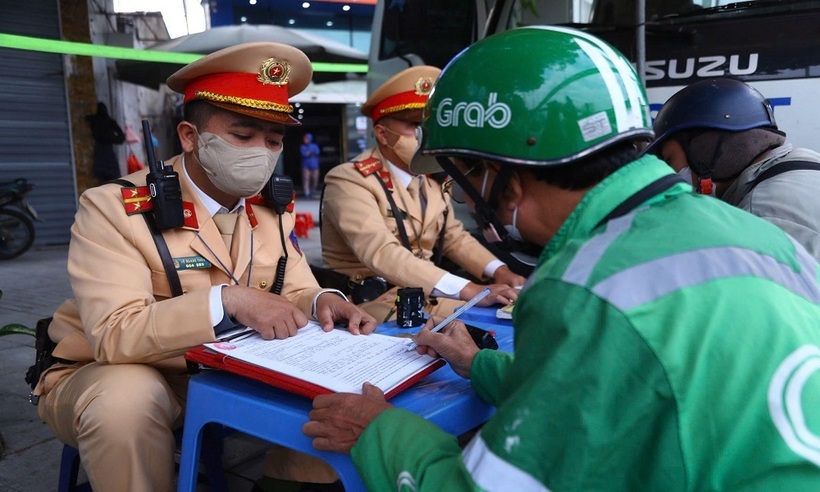 Tổ công tác đã lập biên bản xử phạt tổng cộng 5 trường hợp xe máy che lấp biển kiểm soát.