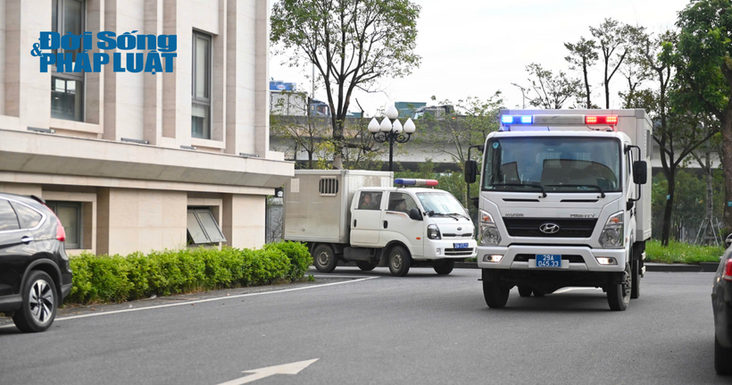 Đoàn xe chở các bị cáo đến tòa.