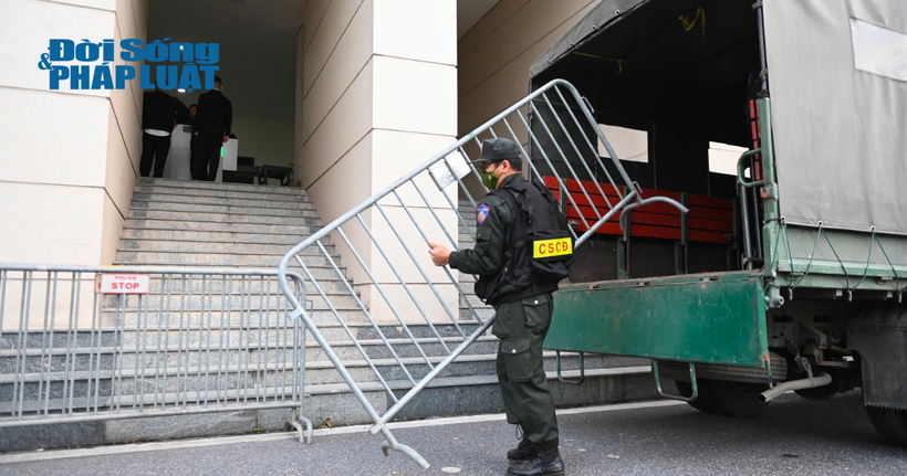 Lực lượng chức năng làm rào chắn bảo vệ phiên tòa.