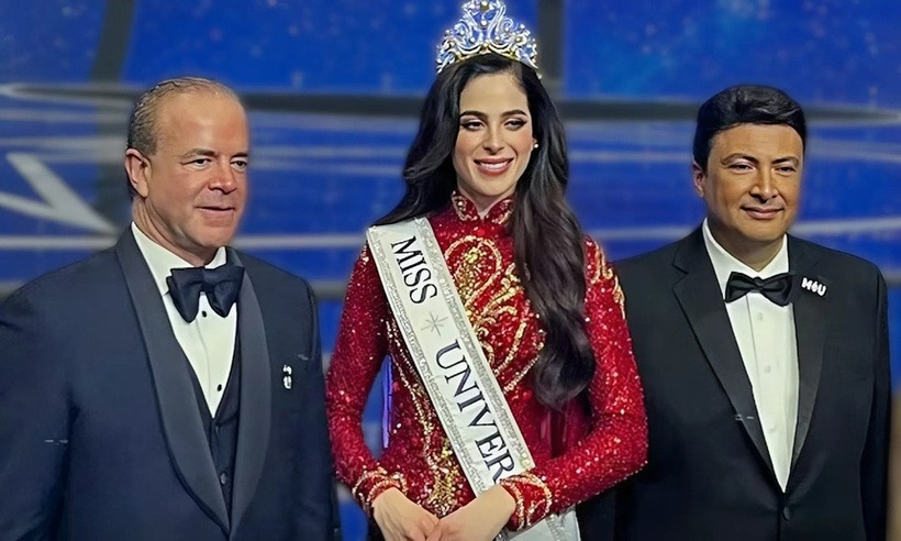 Ông Mario Búcaro (ngoài cùng bên phải) và ông Raul Rocha, Hoa hậu Hoàn vũ 2025 Fatima Bosch. Ảnh: Tạp chí Tri thức