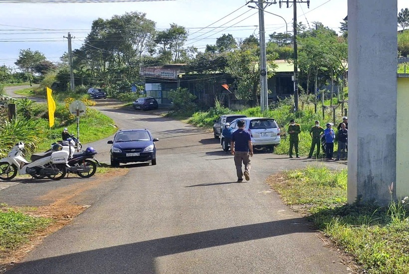 Lực lượng chức năng phong tỏa hiện trường, điều tra làm rõ vụ việc. (Ảnh: Dân trí)