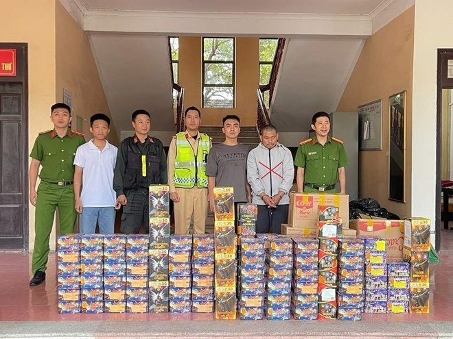 Đối tượng Nguyễn Văn Lâm bị bắt giữ cùng tang vật hơn 300kg pháo nổ. Ảnh: Lao động