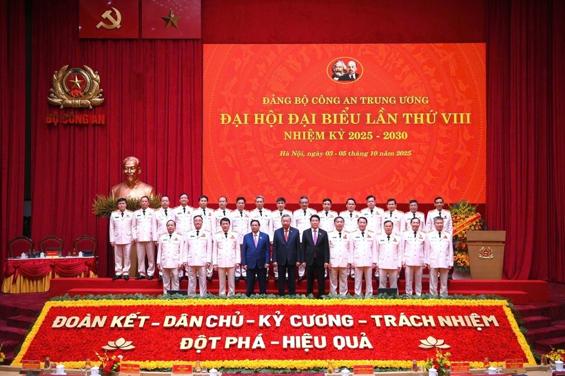 Tổng Bí thư Tô Lâm; Chủ tịch nước Lương Cường; Thủ tướng Chính phủ Phạm Minh Chính cùng các đồng chí trong Đảng ủy CATW, lãnh đạo Bộ Công an dự Đại hội đại biểu Đảng bộ CATW lần thứ VIII.