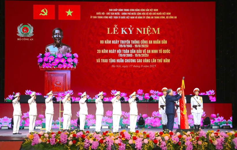 Tổng Bí thư Tô Lâm gắn và trao Bằng Huân chương Sao vàng lần thứ năm tặng lực lượng CAND tại Lễ kỷ niệm 80 năm Ngày truyền thống CAND, 20 năm Ngày hội toàn dân bảo vệ an ninh Tổ quốc.