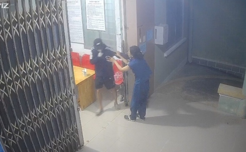 Nam thanh niên này kẹp cổ, đe dọa tính mạng, xô đẩy vào bên trong trạm y tế rồi yêu cầu chị H. đưa 5 triệu đồng. Ảnh: Báo Công an Nhân dân.