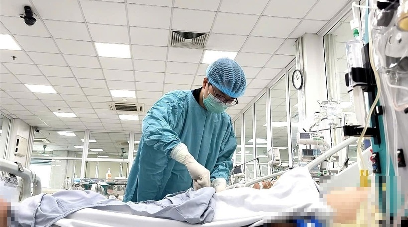 Bác sĩ kiểm tra tình trạng sức khỏe cho bệnh nhân. Ảnh: Dân Việt