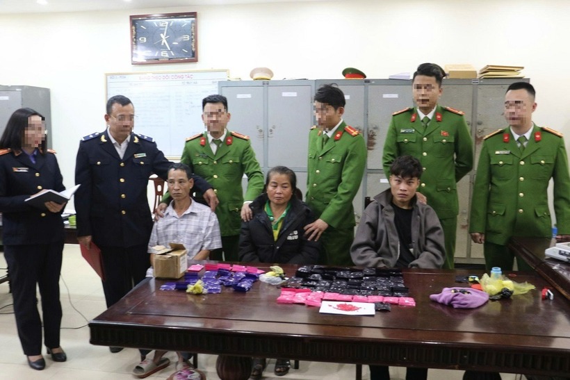 Các đối tượng và tang vật vụ án. Ảnh: Công an tỉnh Nghệ An.