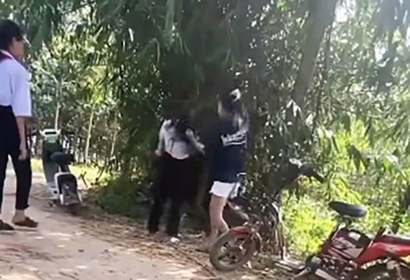 Nữ sinh lớp 9 ép nữ sinh lớp 7 vào nghĩa trang đánh để quay clip đưa lên mạng. Ảnh: PLO.
