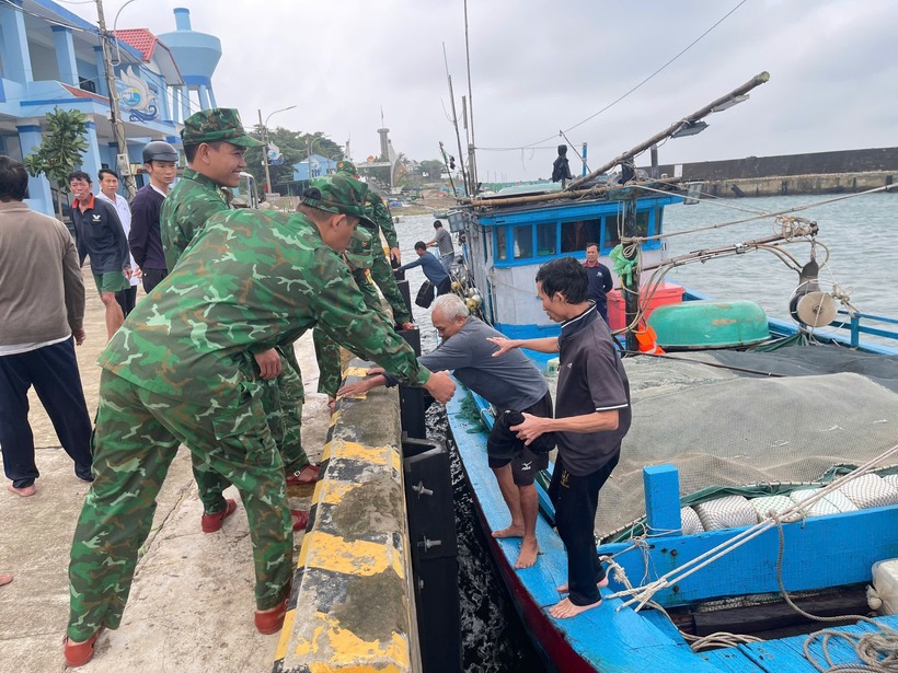 Các ngư dân trên tàu cá bị sóng đánh chìm được đưa vào bờ an toàn. Ảnh: Người lao động