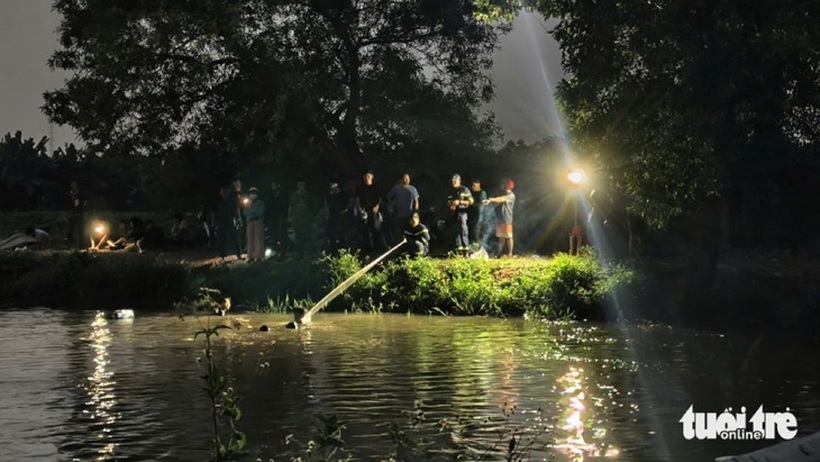 Lực lượng cứu nạn cứu hộ lặn tìm người mất tích. Ảnh: Tuổi trẻ