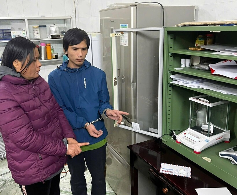 Hai đối tượng và tang vật tại cơ quan Công an. Ảnh: Công an tỉnh Cao Bằng.