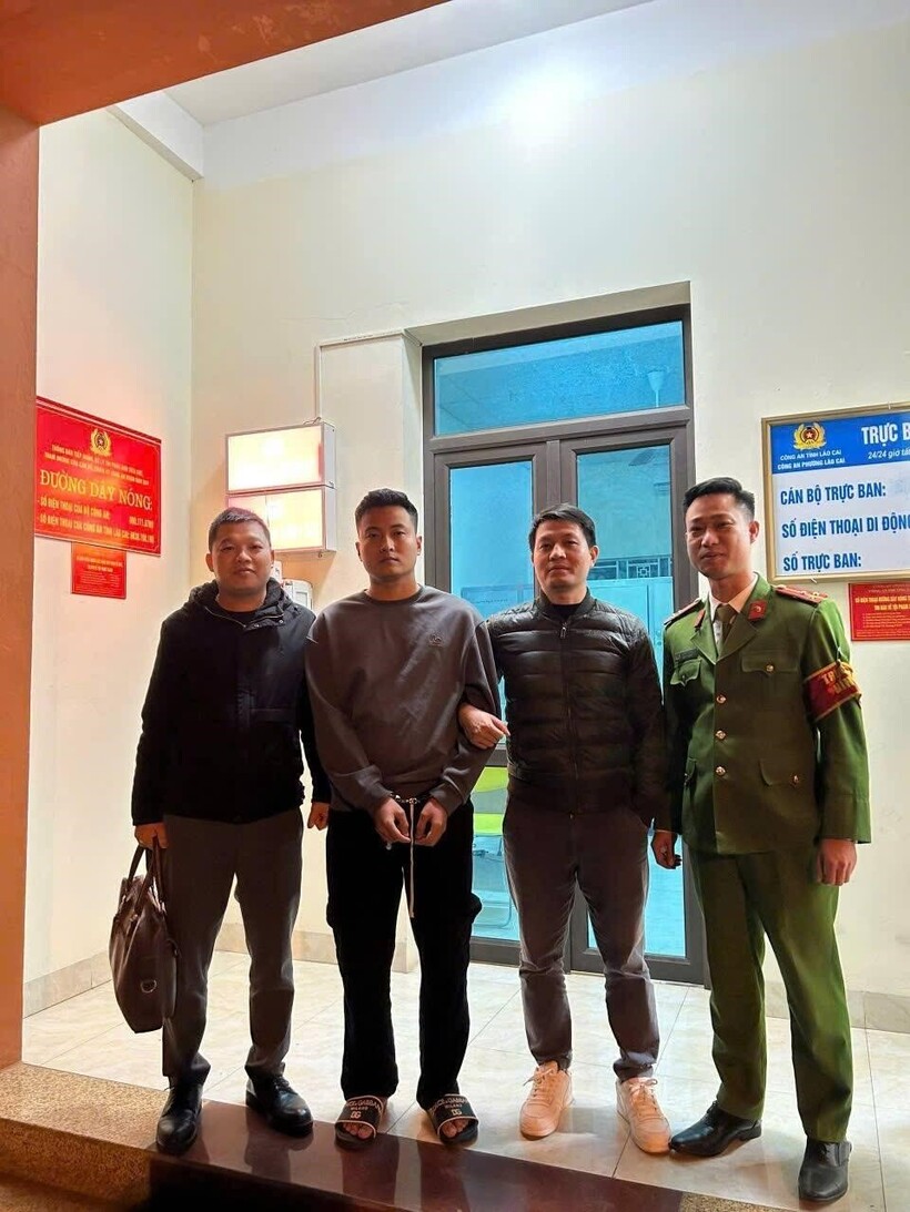 Công an phường Lào Cai bàn giao đối tượng Nguyễn Văn Thái cho Công an TP Hà Nội. Ảnh: Công an tỉnh Lào Cai.