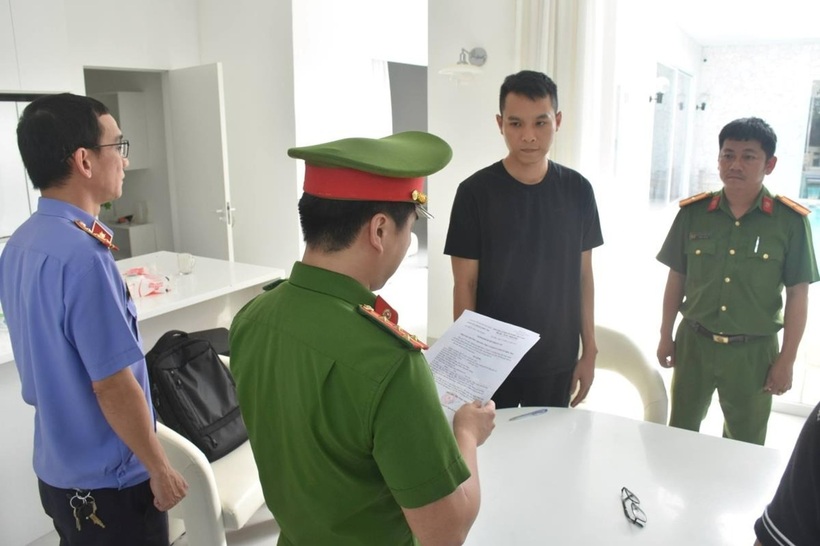 Công an thực hiện lệnh bắt và khám xét nơi ở của Huỳnh Đức Vân tại phường Hòa Cường. Ảnh: Công an Đà Nẵng