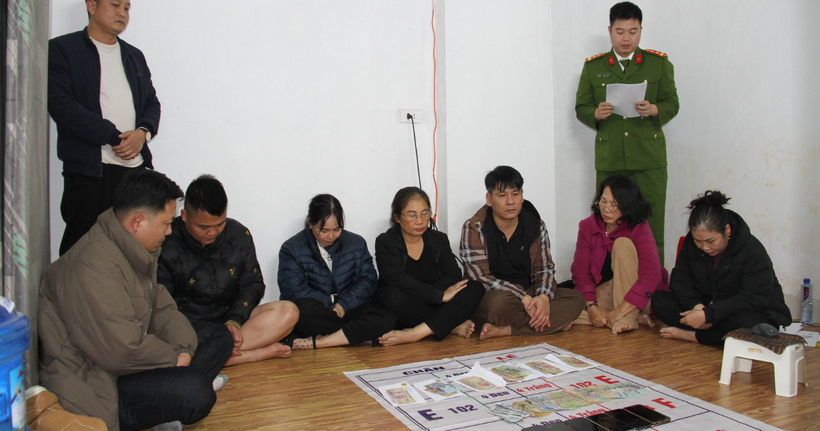 Các đối tượng cùng vật chứng tại hiện trường.