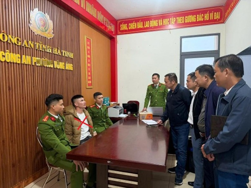 Đối tượng Lý Văn Vũ (dấu X) bị Công an phường Vũng Áng bắt giữ vào trưa 11/12. Ảnh: Công an Đà Nẵng