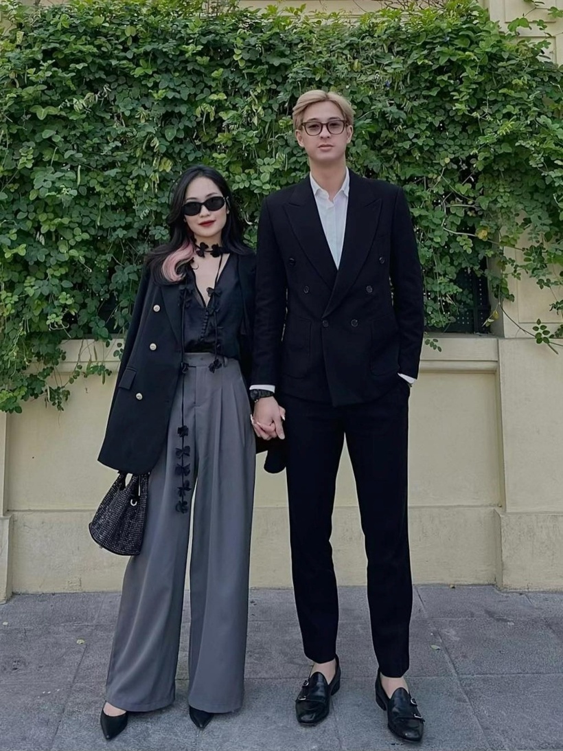 Tháng 9/2023, Phạm Hồng Nam chính thức về chung nhà với bạn gái Thu Anh sau 5 năm hẹn hò. Bà xã kém anh một tuổi và công việc chính là kinh doanh online. Trong khi Hồng Nam nổi tiếng là hot boy làng cầu lông, Thu Anh cũng được khen có ngoại hình xinh, gu thời trang sang chảnh và thần thái cuốn hút.