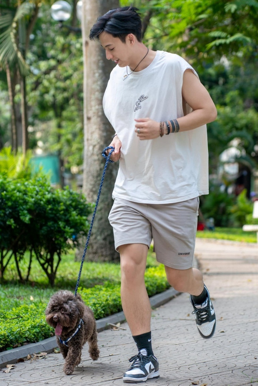 Phạm Hồng Nam, sinh năm 1996 tại Hà Nội, là một vận động viên cầu lông nổi bật của Việt Nam. Anh sớm bộc lộ tài năng và theo học tại Trường Phổ thông Năng khiếu Thể dục Thể thao Hà Nội, sau đó gia nhập đội tuyển cầu lông Ciputra.